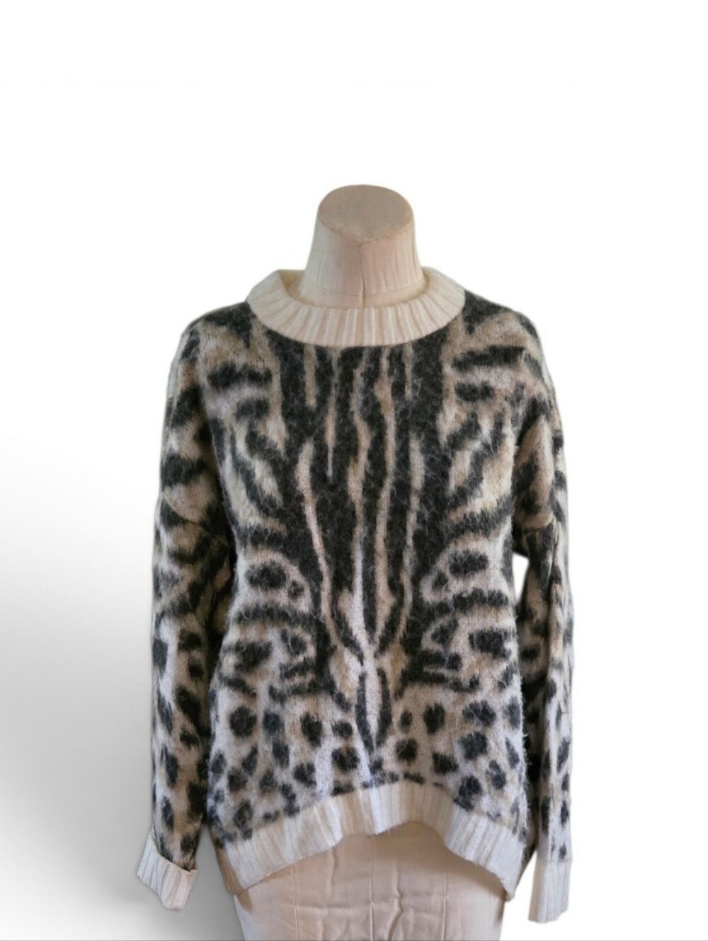 Express Women’s Cream and Black Animal Print Crewneck Sweater Mesduim Large